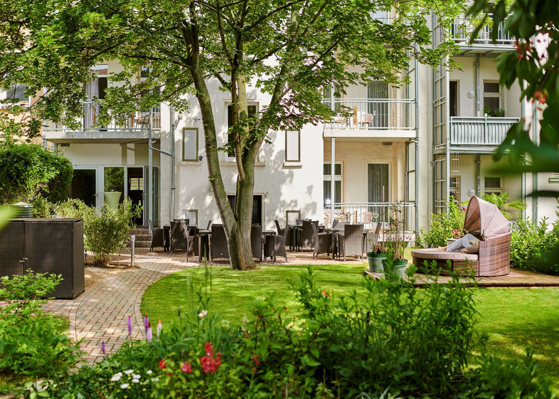 Blick ins Garten und Auenwald Hotel Aussenansicht