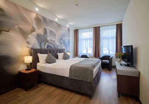 Doppelbett in 3 Zimmer Apartment im Hotel Auenwald