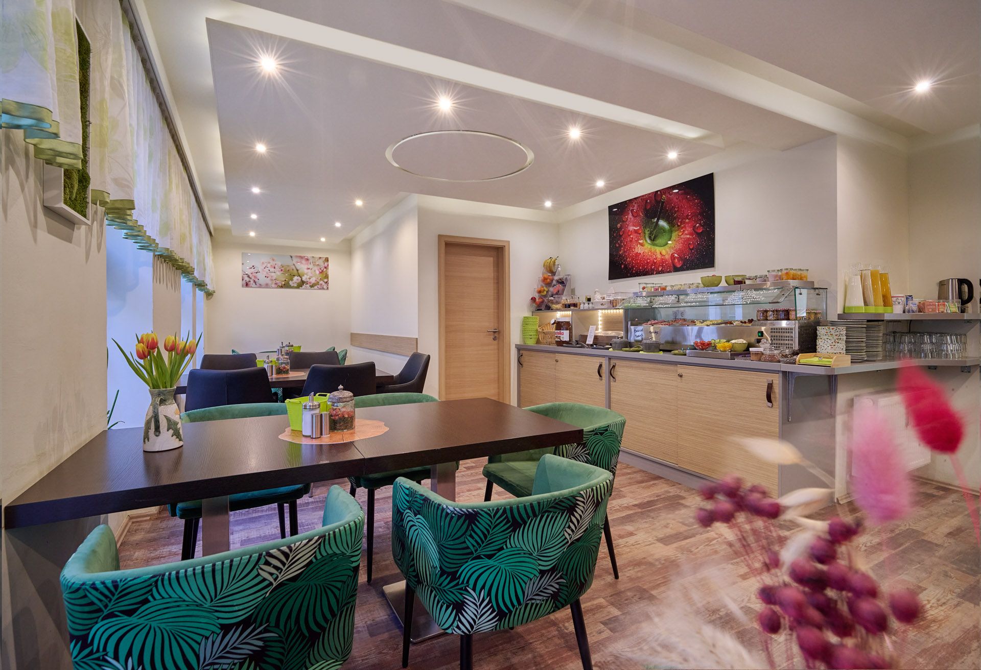 Moderner Frühstücksraum im Auenwald Hotel & Apartments in Leipzig